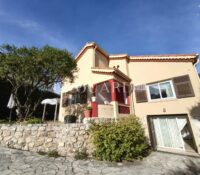 Detached villa for sale, in excellent condition with swimming pool, flat garden and great outdoor parking