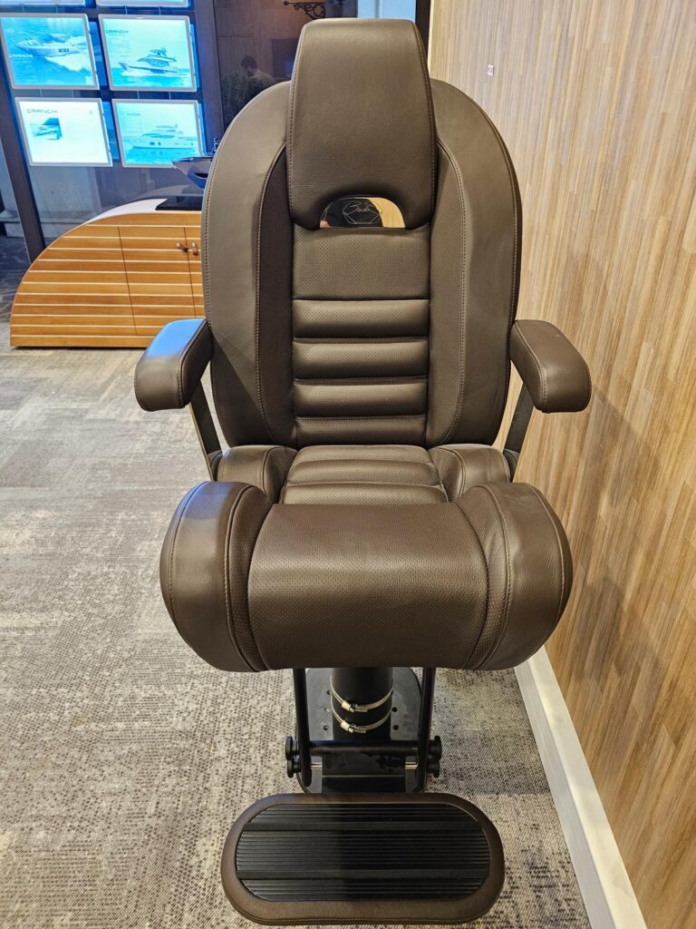 High-end BESENZONI yacht captain seat, originally ..