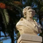 statue