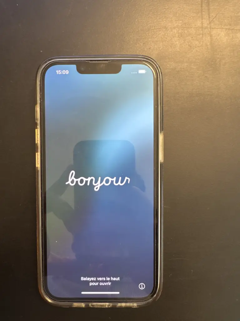 Iphone 14 Noir avec pellicule Bleu clair (amovible..